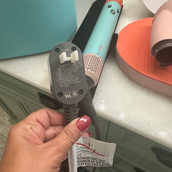 SOLD!!! Dyson airwrap - limited edition- color pop - like new - Picture 8 of 12